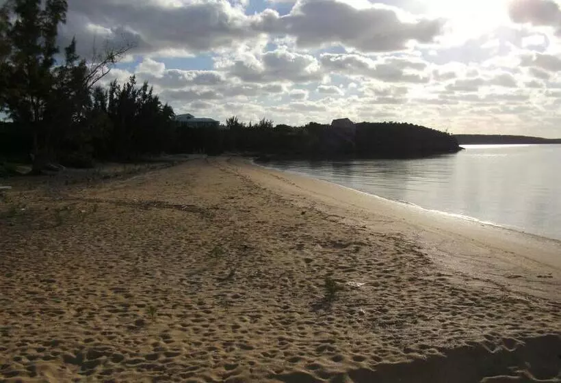 تختخواب و صبحانه Sir Charles Guest House