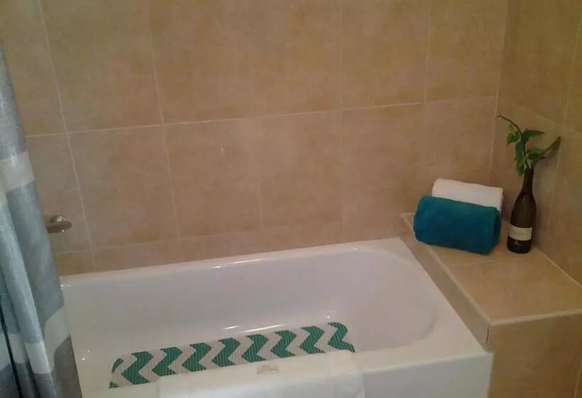 تختخواب و صبحانه Sir Charles Guest House