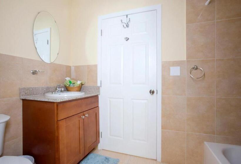 تختخواب و صبحانه Sir Charles Guest House