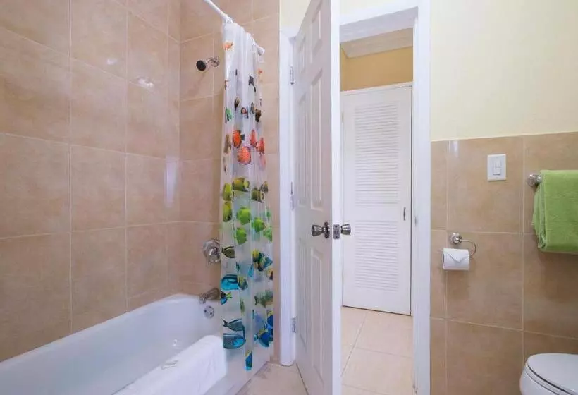 تختخواب و صبحانه Sir Charles Guest House