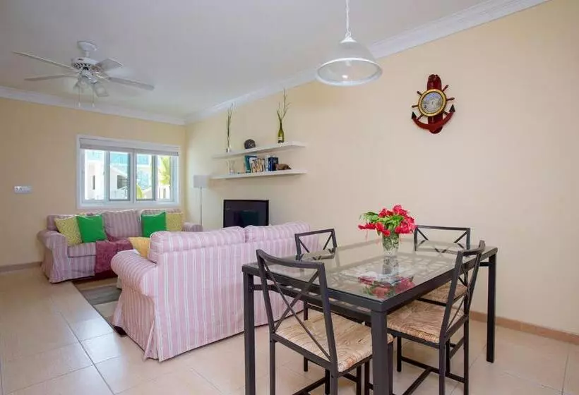 تختخواب و صبحانه Sir Charles Guest House