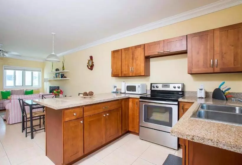 تختخواب و صبحانه Sir Charles Guest House