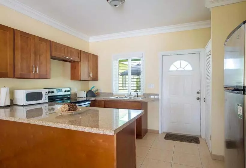 تختخواب و صبحانه Sir Charles Guest House