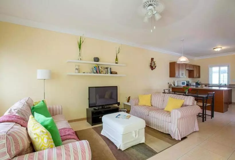 تختخواب و صبحانه Sir Charles Guest House