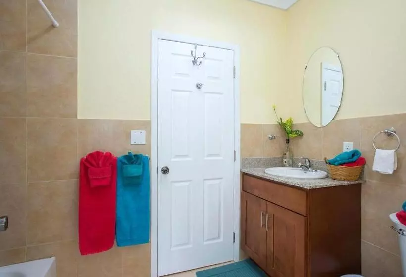 تختخواب و صبحانه Sir Charles Guest House