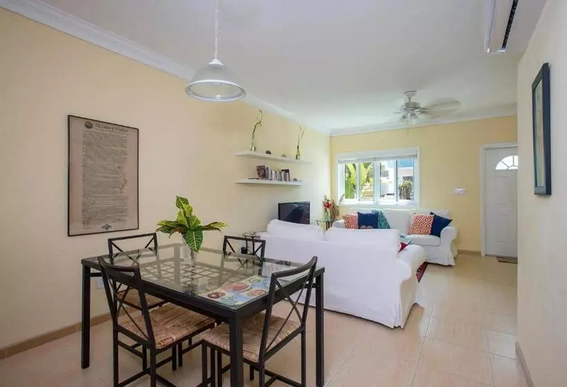 تختخواب و صبحانه Sir Charles Guest House