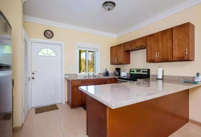 تختخواب و صبحانه Sir Charles Guest House