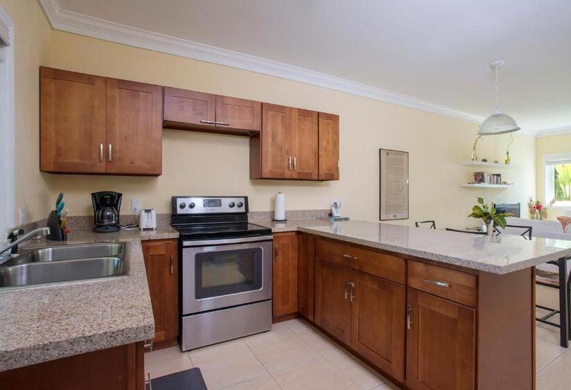 تختخواب و صبحانه Sir Charles Guest House