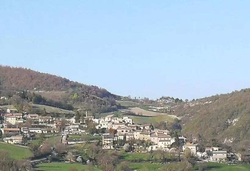 Hotelli Agriturismo Tre Monti
