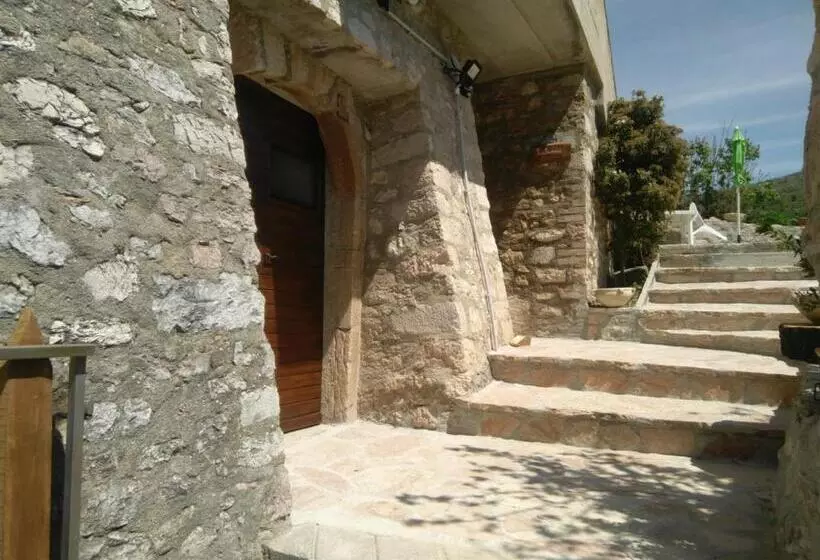 Hotelli Agriturismo Tre Monti