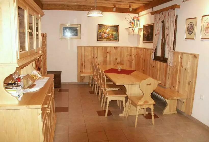 هتل Pri Lazarju Farm Stay