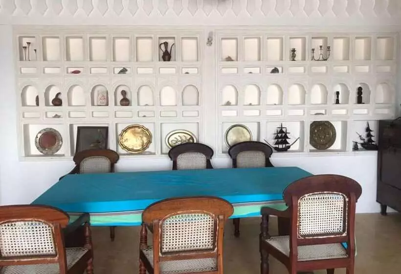 تختخواب و صبحانه Shela Bahari