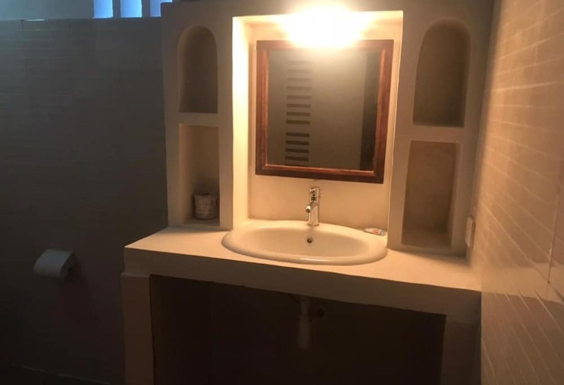 تختخواب و صبحانه Shela Bahari