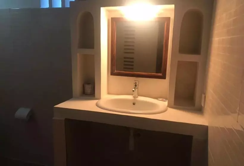 تختخواب و صبحانه Shela Bahari