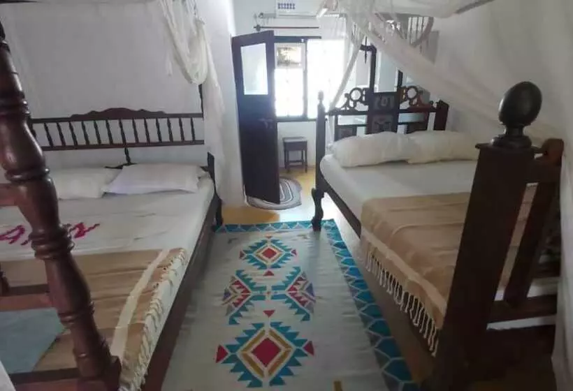 تختخواب و صبحانه Shela Bahari