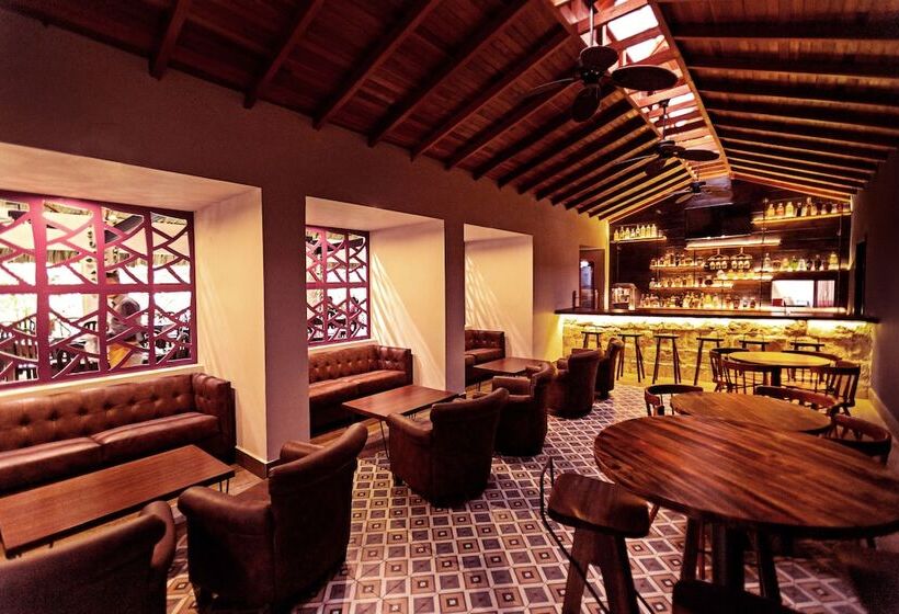 هتل Jungle Lodge Tikal Hostal