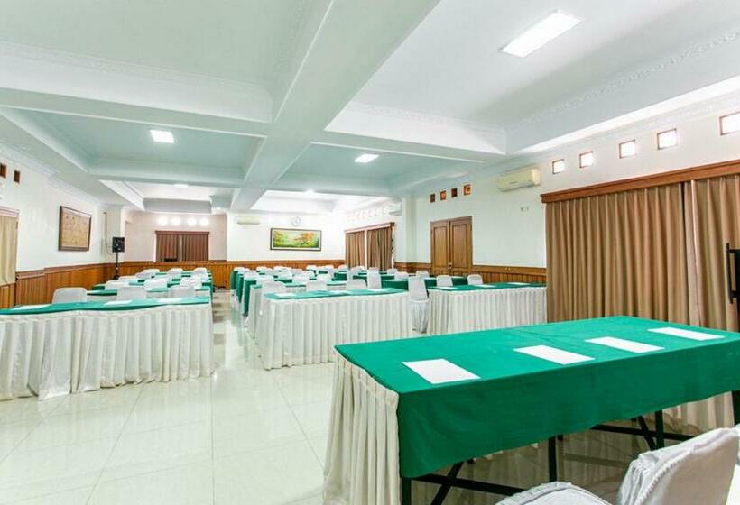 Hotel Reddoorz Plus Near Alun Alun Karanganyar