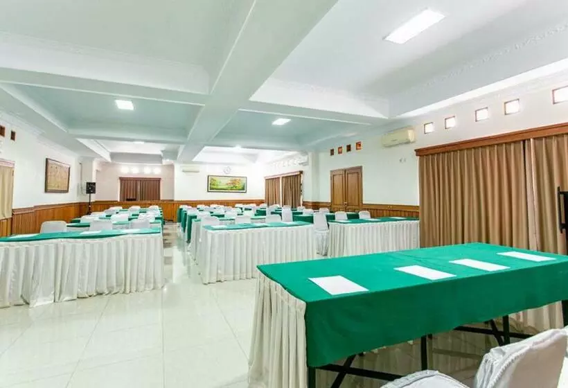 Hotelli Reddoorz Plus Near Alun Alun Karanganyar