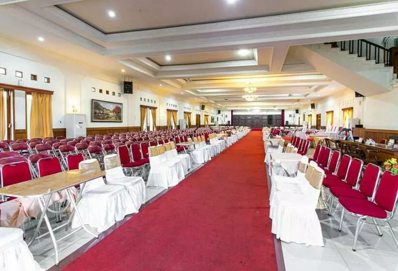 Hotelli Reddoorz Plus Near Alun Alun Karanganyar