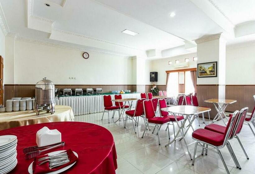 Hotel Reddoorz Plus Near Alun Alun Karanganyar