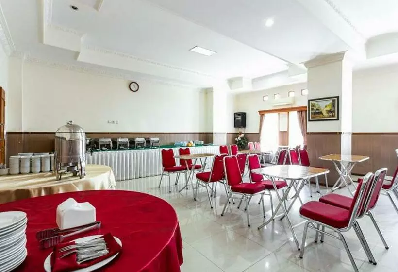 Hotelli Reddoorz Plus Near Alun Alun Karanganyar