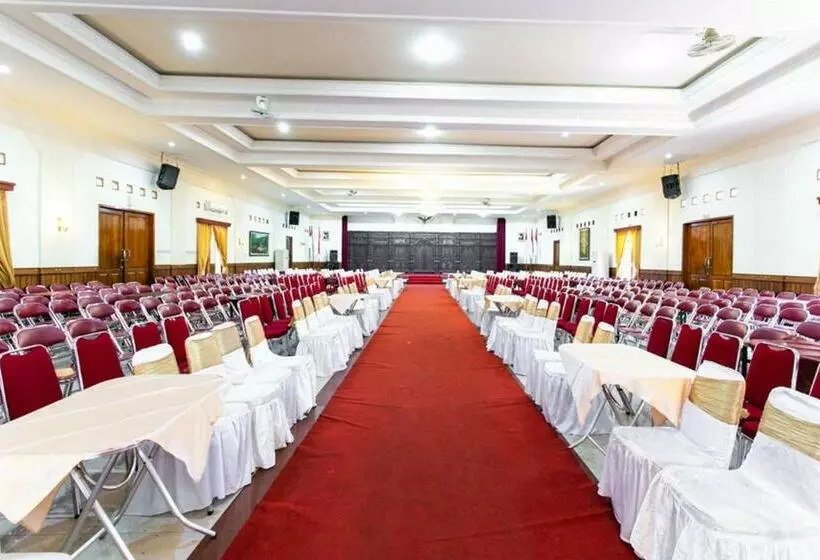 Hotelli Reddoorz Plus Near Alun Alun Karanganyar