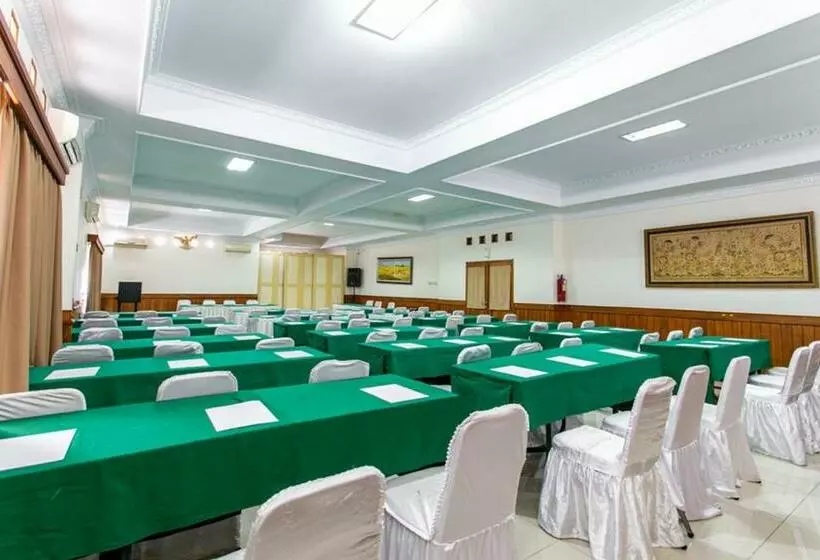 Hotelli Reddoorz Plus Near Alun Alun Karanganyar