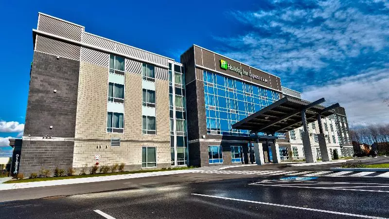 酒店 Holiday Inn Express & Suites Vaudreuil By Ihg