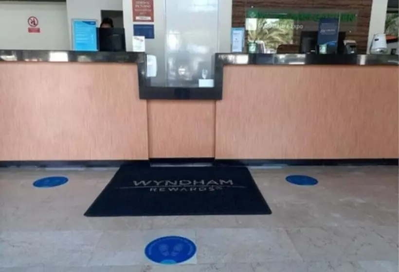 בית מלון כפרי Wyndham Garden Guadalajara Expo Plaza Del Sol