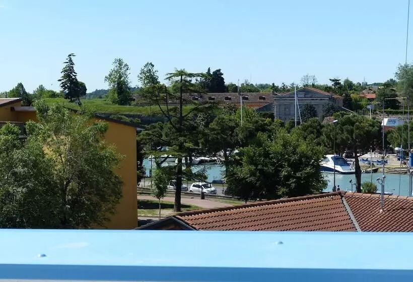 Meet Gardalake Hostel