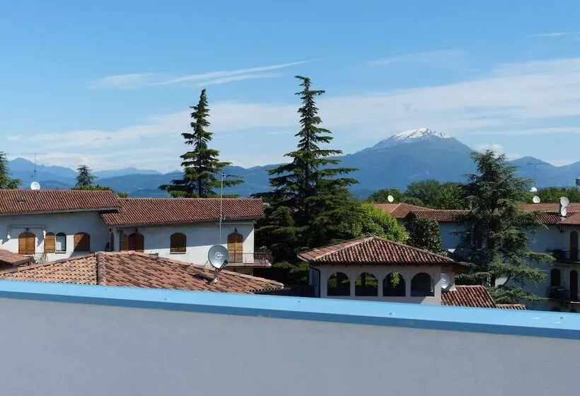 Meet Gardalake Hostel