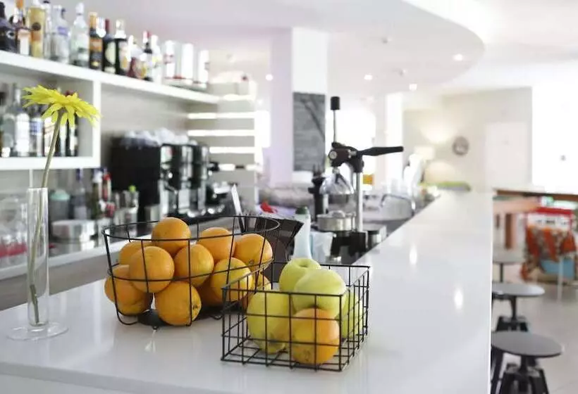 Meet Gardalake Hostel