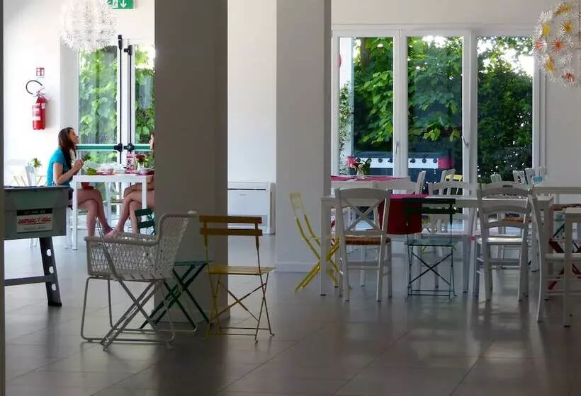 Meet Gardalake Hostel