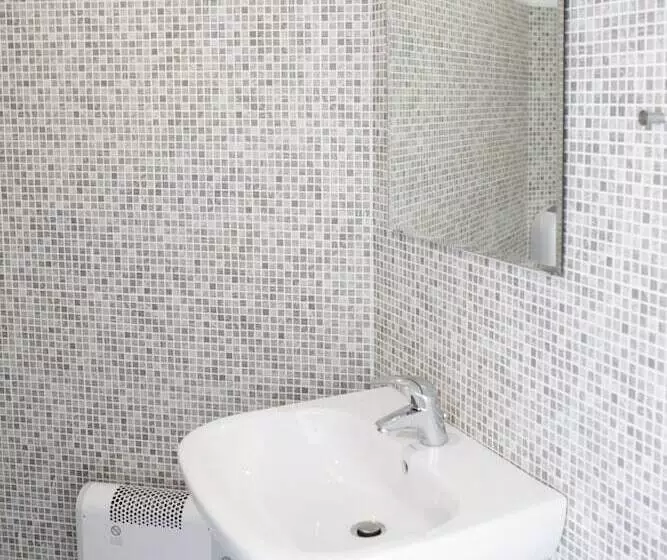 Meet Gardalake Hostel