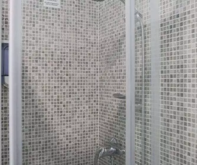 Meet Gardalake Hostel