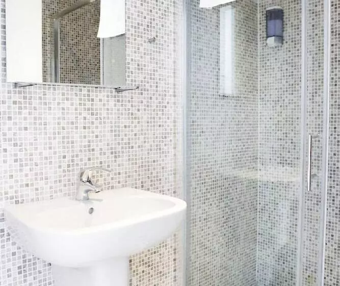 Meet Gardalake Hostel