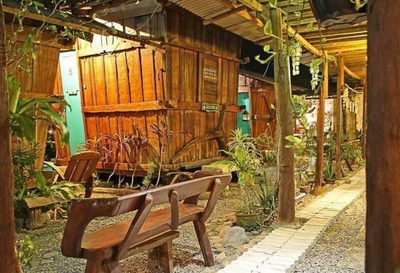 Hotelli Reddoorz Hostel At Deomar Hometel & Farm Cafe Vigan Ilocos