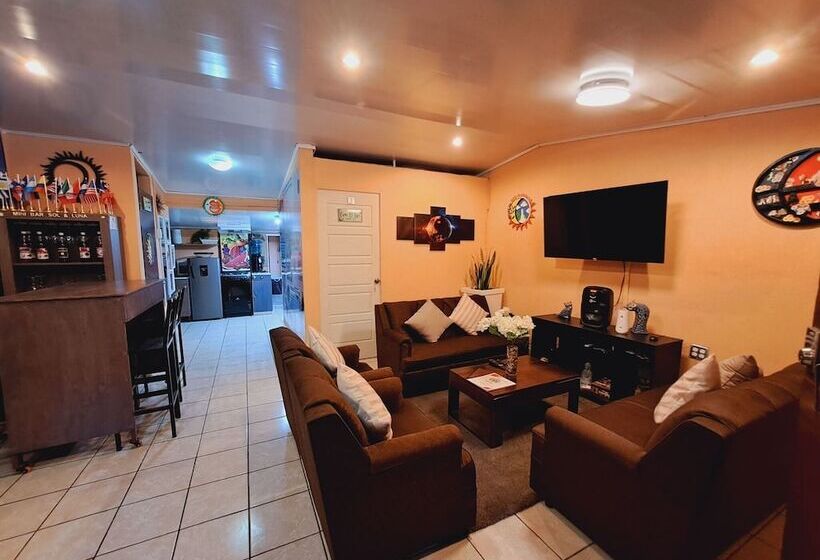 پانسیون Hostal Sol Y Luna Hostel