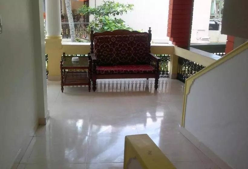 בית מלון כפרי Beach Florra Inn