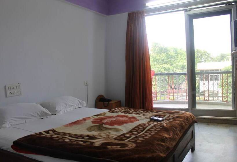 هتل Jeevak International