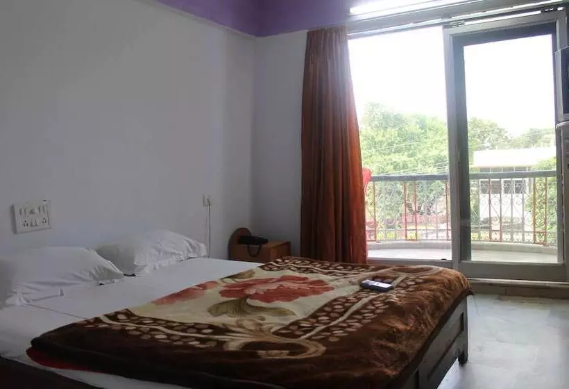 هتل Jeevak International