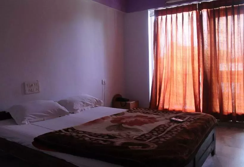 هتل Jeevak International