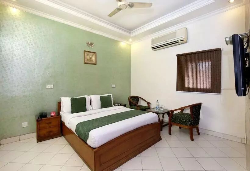 هتل Oyo Rooms Chandigarh Sector 7