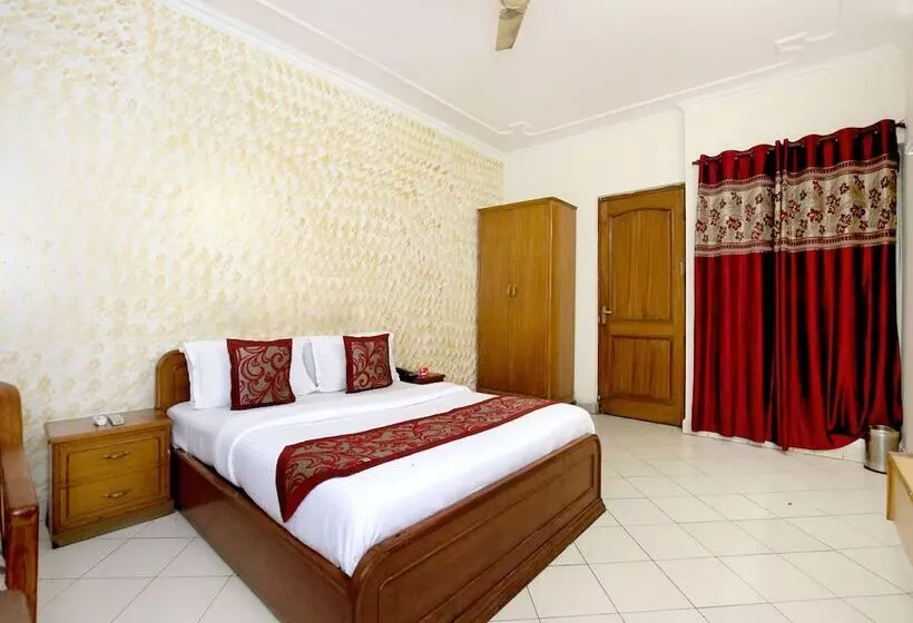 هتل Oyo Rooms Chandigarh Sector 7