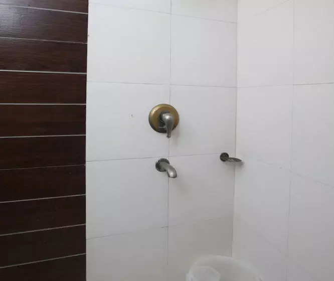 ホテル Oyo Rooms Noida Sector 71