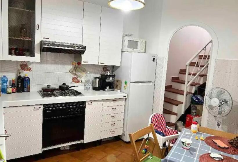 ベッドアンドブレックファースト Cheerful Room, Sharing Kitchen In A Cosy Family Art House, Ideal For One Person Or Couple