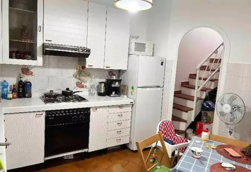 ベッドアンドブレックファースト Cheerful Room, Sharing Kitchen In A Cosy Family Art House, Ideal For One Person Or Couple
