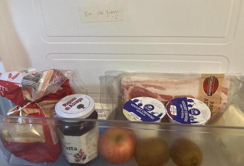 ベッドアンドブレックファースト Cheerful Room, Sharing Kitchen In A Cosy Family Art House, Ideal For One Person Or Couple