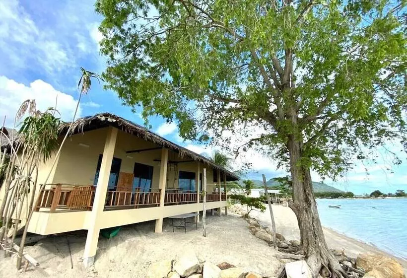 Hotelli Absolute Beachfront Villas