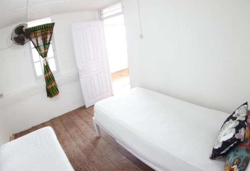 פנסיון Nias Surf Stay